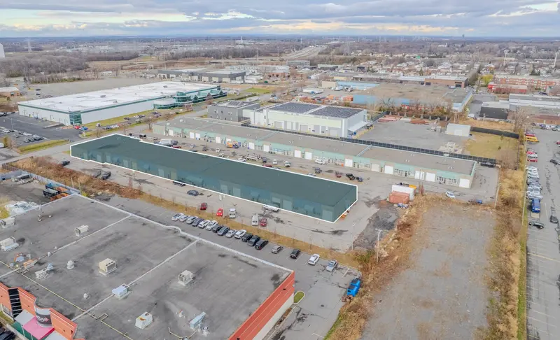 Vue aérienne du secteur, le bâtiment à vendre encadré en blanc.